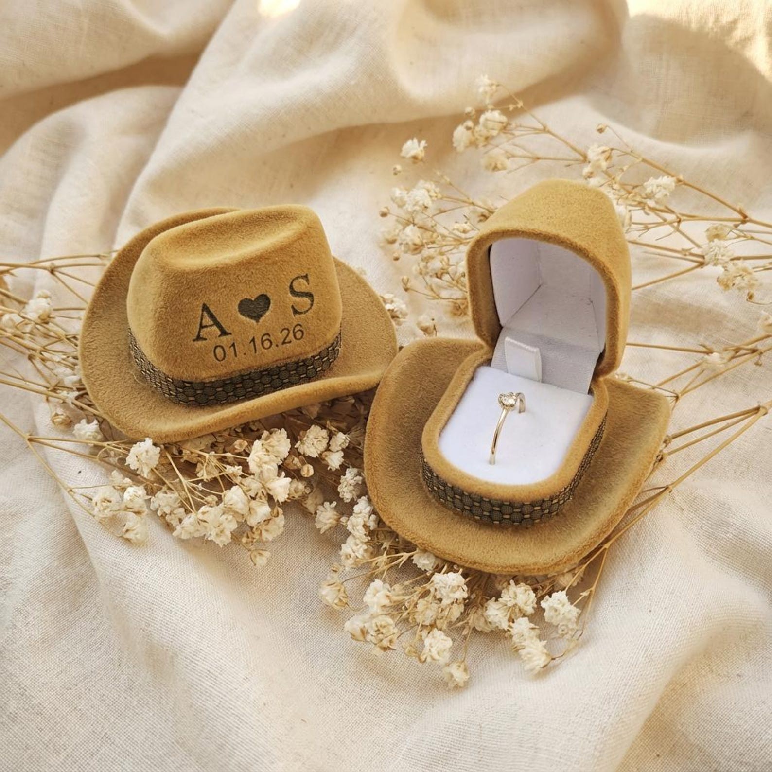 Personalized Cowboy Hat Ring B - Velvet Jewelry Box 评论和价格